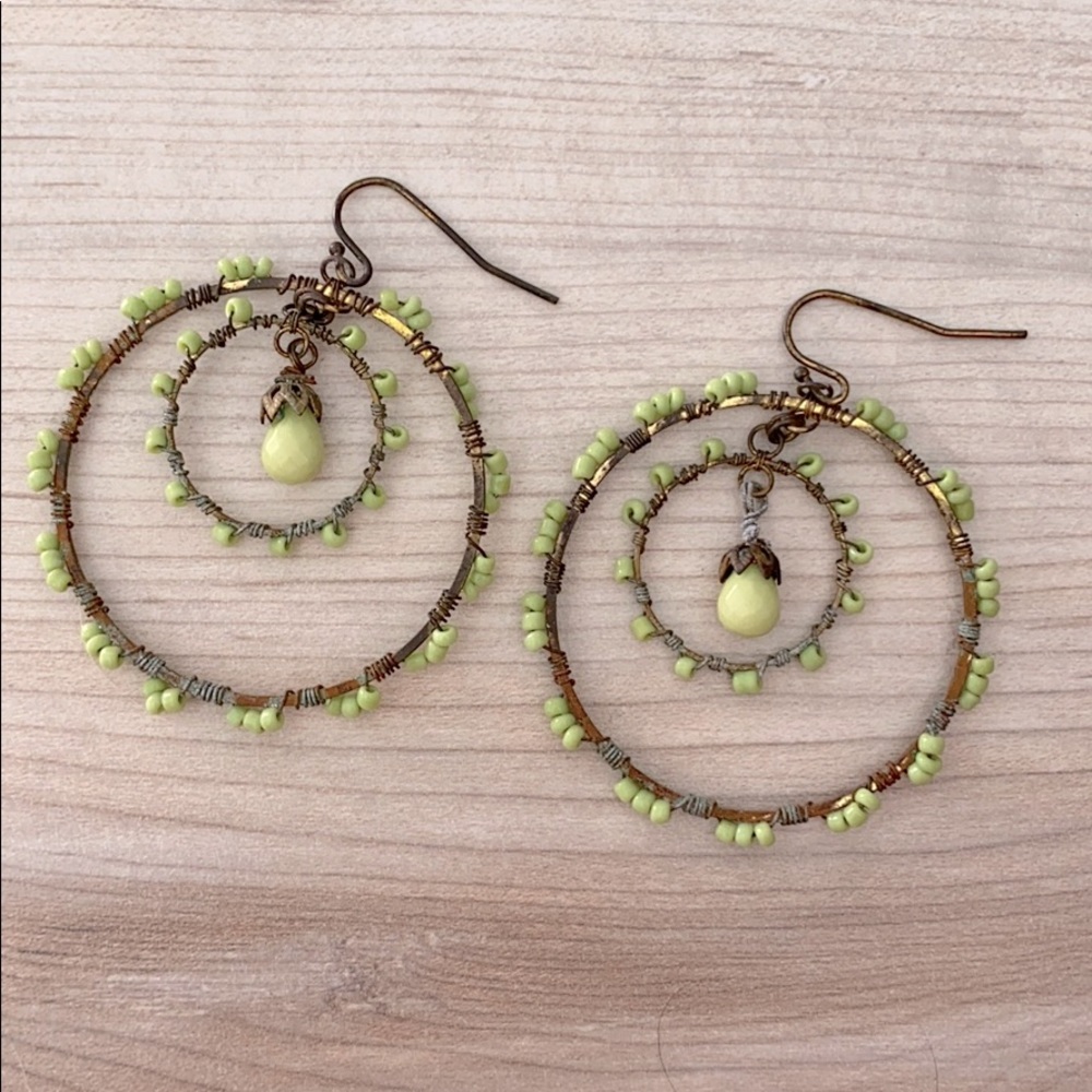 ❤️ Green Beaded Gold Tone Hoop Earrings